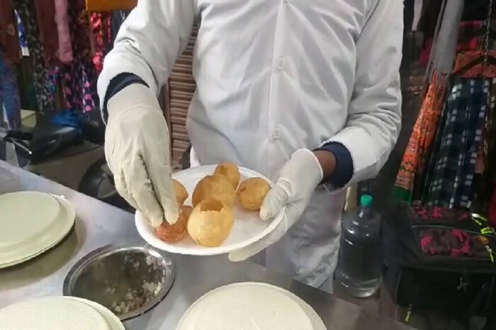 कोरोनापासून वाचण्यासाठी अमृतसरमध्ये एक असा पाणीपुरीवाला समोर आला आहे, जो स्पर्श केल्याशिवाय पाणीपुरी बनवतो. मशीनद्वारे ते पाणीपुरीसाठी लागणारं 6 प्रकारचं पाणी तयार करतो. (Photo: News18)