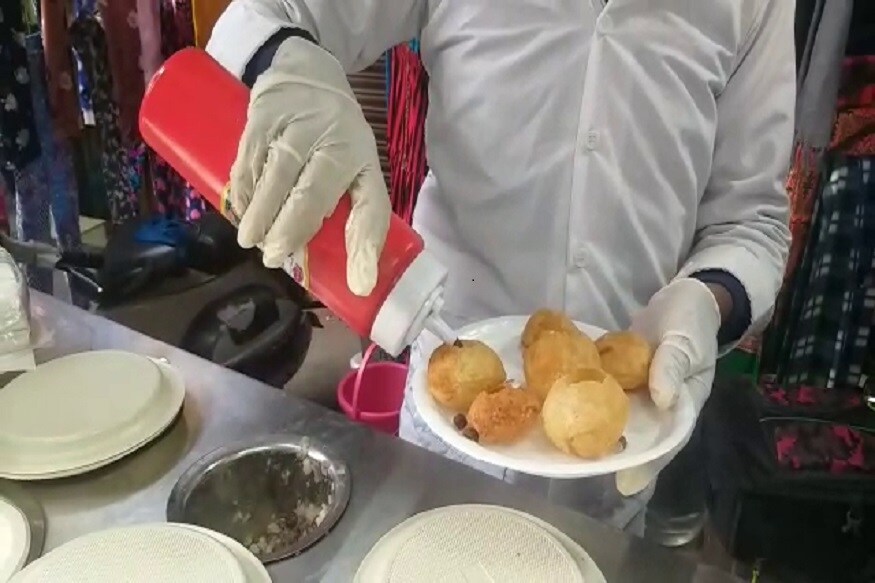 दुकान मालकाने दिलेल्या माहितीनुसार, कोरोना काळात काम ठप्प झालं होतं. परंतु आता अनलॉकमध्ये पाणीपुरीचं मशीन लावल्यानंतर, पुन्हा एकदा ग्राहकांची मोठी गर्दी होत असून पंजाबमधील हे अशाप्रकारचं पहिलंच मशीन आहे. (Photo: News18) दुकान मालकाने दिलेल्या माहितीनुसार, कोरोना काळात काम ठप्प झालं होतं. परंतु आता अनलॉकमध्ये पाणीपुरीचं मशीन लावल्यानंतर, पुन्हा एकदा ग्राहकांची मोठी गर्दी होत असून पंजाबमधील हे अशाप्रकारचं पहिलंच मशीन आहे. (Photo: News18)