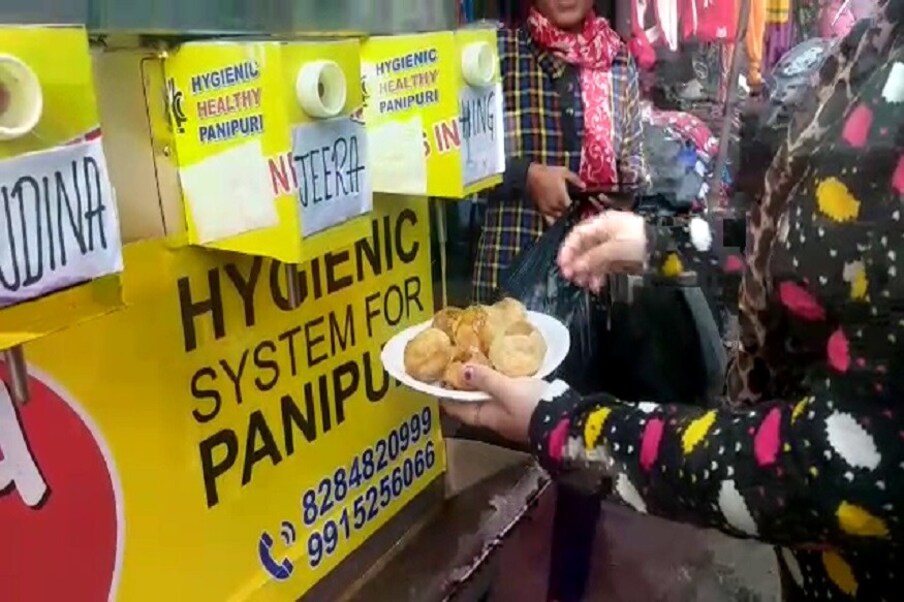 मशीनमुळे कोरोनाची भीती काही प्रमाणात कमी वाटतेय. याठिकाणी पाणीपुरी खाणं सुरक्षित वाटतं. पाणीपुरीला दुकानदार हात लावत नाही, आम्ही स्वत:चं पुरीमध्ये मशीनद्वारे हवं ते पाणी घेतो, ही अतिशय चांगली बाब, असल्यास येथील ग्राहकांनी सांगितलं आहे.  (Photo: News18)