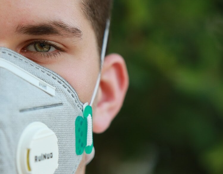 अनेकदा अस्थमा रुग्णांना फेस मास्कमुळे त्रास होतो. याबाबत बोलताना Asthma and Allergy Foundation of America चे (AAFA) सदस्य डॉ. डेव्हिड स्टकस यांनी सांगितलं की, अस्थमाची हलकी समस्या असल्यास त्रास कमी होईल, परंतु गंभीर लक्षण असणाऱ्यांसाठी ही मोठी समस्या ठरू शकते. त्यामुळे अशा रुग्णांनी गरज असल्यासच बाहेर पडावं, बाहेर पडल्यास असल्यास, मास्क न घालता अशा रुग्णांनी बाहेर पडू नये. (सांकेतिक फोटो - Pixabay) अनेकदा अस्थमा रुग्णांना फेस मास्कमुळे त्रास होतो. याबाबत बोलताना Asthma and Allergy Foundation of America चे (AAFA) सदस्य डॉ. डेव्हिड स्टकस यांनी सांगितलं की, अस्थमाची हलकी समस्या असल्यास त्रास कमी होईल, परंतु गंभीर लक्षण असणाऱ्यांसाठी ही मोठी समस्या ठरू शकते. त्यामुळे अशा रुग्णांनी गरज असल्यासच बाहेर पडावं, बाहेर पडल्यास असल्यास, मास्क न घालता अशा रुग्णांनी बाहेर पडू नये. (सांकेतिक फोटो - Pixabay)