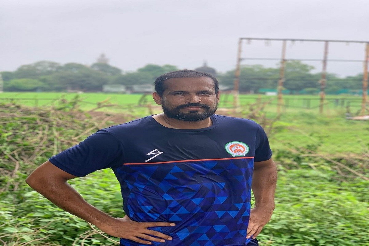 युसूफ पठाणचा जन्म एका अत्यंत गरीब कुटुंबात झाला. गरिबी अशी होती की युसूफच्या घरी शौचालयही बांधायला पैसे नव्हते. परंतु, या गरीबीमुळे युसूफ आणि त्याचा धाकटा भाऊ इरफान याच्या प्रतिभेला कोणताच अडसर निर्माण झाला नाही. युसूफ पठाण हा भाऊ इरफानबरोबर मशिदीच्या अंगणात क्रिकेट खेळायचा. पुढे हे दोन्ही भाऊ टीम इंडियासाठी खेळले. युसूफ पठाणचा जन्म एका अत्यंत गरीब कुटुंबात झाला. गरिबी अशी होती की युसूफच्या घरी शौचालयही बांधायला पैसे नव्हते. परंतु, या गरीबीमुळे युसूफ आणि त्याचा धाकटा भाऊ इरफान याच्या प्रतिभेला कोणताच अडसर निर्माण झाला नाही. युसूफ पठाण हा भाऊ इरफानबरोबर मशिदीच्या अंगणात क्रिकेट खेळायचा. पुढे हे दोन्ही भाऊ टीम इंडियासाठी खेळले.