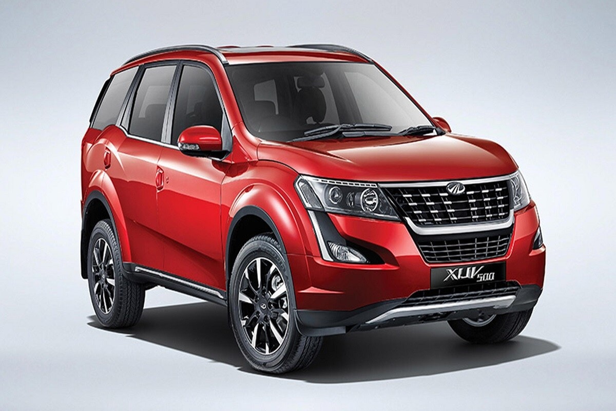 महिंद्रा XUV 500- या कारच्या डब्ल्यू 9 आणि डब्ल्यू 11 मॉडेल्सना 13,000 रुपयांची रोख सवलत देण्यात आली आहे; 30,000 रुपयांचा एक्सचेंज बोनस; कॉर्पोरेट सवलत 9,000 रुपये आणि 5,000 रुपयांच्या अॅक्सेसरीज दिल्या आहेत. दुसरीकडे डब्ल्यू 5 आणि डब्ल्यू 7 व्हेरिएंटमध्ये 12,000 रुपये रोख सवलत, 30,000 रुपयांचा एक्सचेंज बोनस आणि 9,000 रुपयांची कॉर्पोरेट सवलत उपलब्ध आहे. महिंद्रा XUV 500- या कारच्या डब्ल्यू 9 आणि डब्ल्यू 11 मॉडेल्सना 13,000 रुपयांची रोख सवलत देण्यात आली आहे; 30,000 रुपयांचा एक्सचेंज बोनस; कॉर्पोरेट सवलत 9,000 रुपये आणि 5,000 रुपयांच्या अॅक्सेसरीज दिल्या आहेत. दुसरीकडे डब्ल्यू 5 आणि डब्ल्यू 7 व्हेरिएंटमध्ये 12,000 रुपये रोख सवलत, 30,000 रुपयांचा एक्सचेंज बोनस आणि 9,000 रुपयांची कॉर्पोरेट सवलत उपलब्ध आहे.
