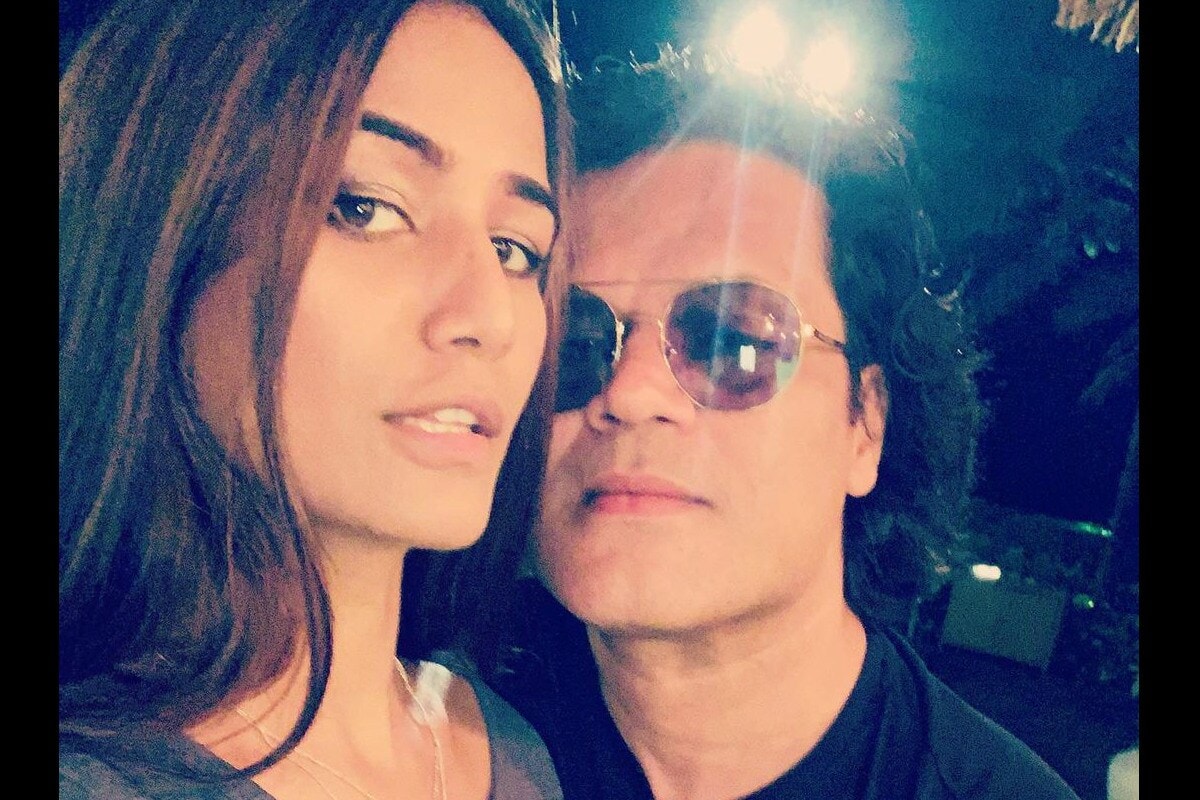 बोल्ड फोटो आणि व्हिडीओमुळे नेहमीच चर्चेत असणारी पूनम पांडे आता आणखी एका कारणामुळे चर्चेत आली आहे. 2 महिन्यांपूर्वी तिने लग्न केलं होतं. आता ती प्रेग्नंट असल्याच्या चर्चा सुरू झाल्या आहेत. बऱ्याच दिवसांपासून सुरू असलेल्या प्रेग्नन्सीच्या चर्चांबाबत पूनम पांडेने मौन सोडलं आहे. बोल्ड फोटो आणि व्हिडीओमुळे नेहमीच चर्चेत असणारी पूनम पांडे आता आणखी एका कारणामुळे चर्चेत आली आहे. 2 महिन्यांपूर्वी तिने लग्न केलं होतं. आता ती प्रेग्नंट असल्याच्या चर्चा सुरू झाल्या आहेत. बऱ्याच दिवसांपासून सुरू असलेल्या प्रेग्नन्सीच्या चर्चांबाबत पूनम पांडेने मौन सोडलं आहे.