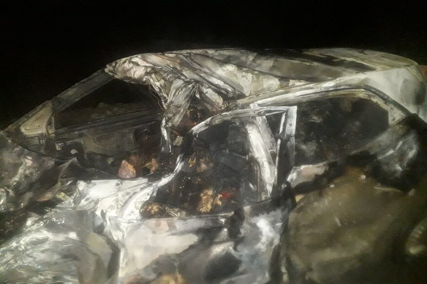 मंगळवारी सकाळी एक भयानक अपघात झाला. रोडवर एका ट्रक-कारच्या धडकेत कारला आग लागली. गाडीतील सर्वजण एका रिसेप्शन पार्टीतून परतत असताना हा अपघात झाला. (Photo: News18) मंगळवारी सकाळी एक भयानक अपघात झाला. रोडवर एका ट्रक-कारच्या धडकेत कारला आग लागली. गाडीतील सर्वजण एका रिसेप्शन पार्टीतून परतत असताना हा अपघात झाला. (Photo: News18)