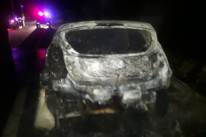 कार सेंट्रल लॉक झाल्यामुळे, कारमधल्या लोकांना गाडीचा दरवाजा उघडता आला नाही आणि त्यातच 5 जणांचा जळून दुर्देवी मृत्यू झाला. (Photo: News18) कार सेंट्रल लॉक झाल्यामुळे, कारमधल्या लोकांना गाडीचा दरवाजा उघडता आला नाही आणि त्यातच 5 जणांचा जळून दुर्देवी मृत्यू झाला. (Photo: News18)
