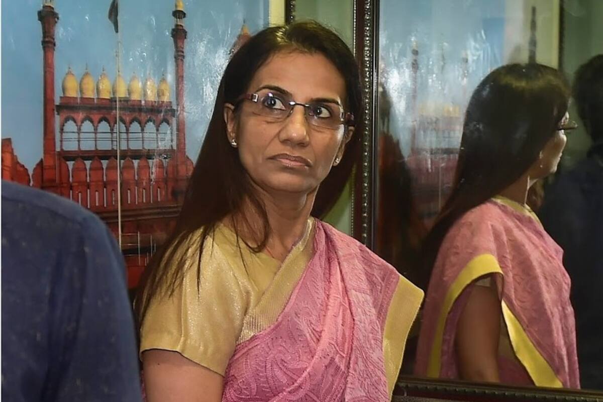 चंदा कोचर यांचे पती दीपक कोचर यांच्याशी व्हिडिओकॉन समूहाचे अध्यक्ष वेणुगोपाल धूत यांचे व्यावसायिक संबंध असल्याचे एका बातमीत समोर आले होते. व्हिडिओकॉन समूहाच्या मदतीने स्थापन झालेल्या कंपनीचे नाव नंतर चंदा कोचर यांचे पती दीपक कोचर यांच्या नेतृत्वात पिनॅकल एनर्जी ट्रस्ट असं करण्यात आलं होतं. त्यानंतर कोचर यांच्यासह सहमालकी असलेल्या या कंपनीतून धूत यांनी कर्जाच्या रूपातील मोठा हिस्सा दुसरीकडे वळवला होता. यामध्ये 94.99 टक्के शेअर्स केवळ 9 लाख रुपये किमतीमध्ये ट्रान्स्फर करण्यात आले होते. चंदा कोचर यांचे पती दीपक कोचर यांच्याशी व्हिडिओकॉन समूहाचे अध्यक्ष वेणुगोपाल धूत यांचे व्यावसायिक संबंध असल्याचे एका बातमीत समोर आले होते. व्हिडिओकॉन समूहाच्या मदतीने स्थापन झालेल्या कंपनीचे नाव नंतर चंदा कोचर यांचे पती दीपक कोचर यांच्या नेतृत्वात पिनॅकल एनर्जी ट्रस्ट असं करण्यात आलं होतं. त्यानंतर कोचर यांच्यासह सहमालकी असलेल्या या कंपनीतून धूत यांनी कर्जाच्या रूपातील मोठा हिस्सा दुसरीकडे वळवला होता. यामध्ये 94.99 टक्के शेअर्स केवळ 9 लाख रुपये किमतीमध्ये ट्रान्स्फर करण्यात आले होते.