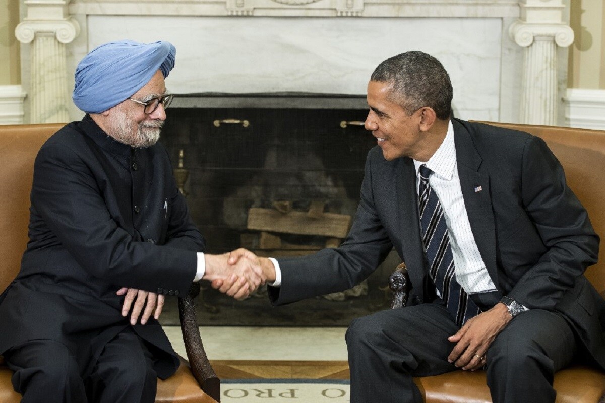 अमेरिकेचे माजी अध्यक्ष बराक ओबामा (Barack Obama) यांनी आपल्या नव्या पुस्तकातून भारतीय राजकारणातील मुद्द्यांमुळे चर्चेला सुरुवात झाली आहे. आपल्या नव्या पुस्तकात अबोमा यांनी असा दावा केला आहे की 26/11 च्या मुंबई हल्ल्यानंतर माजी भारतीय पंतप्रधान मनमोहन सिंग पाकिस्तानविरूद्ध कारवाई करण्यास टाळाटाळ करत होते. याच्यामुळे त्यांचे राजकीय नुकसान झाले. (फोटो- AFP) अमेरिकेचे माजी अध्यक्ष बराक ओबामा (Barack Obama) यांनी आपल्या नव्या पुस्तकातून भारतीय राजकारणातील मुद्द्यांमुळे चर्चेला सुरुवात झाली आहे. आपल्या नव्या पुस्तकात अबोमा यांनी असा दावा केला आहे की 26/11 च्या मुंबई हल्ल्यानंतर माजी भारतीय पंतप्रधान मनमोहन सिंग पाकिस्तानविरूद्ध कारवाई करण्यास टाळाटाळ करत होते. याच्यामुळे त्यांचे राजकीय नुकसान झाले. (फोटो- AFP)