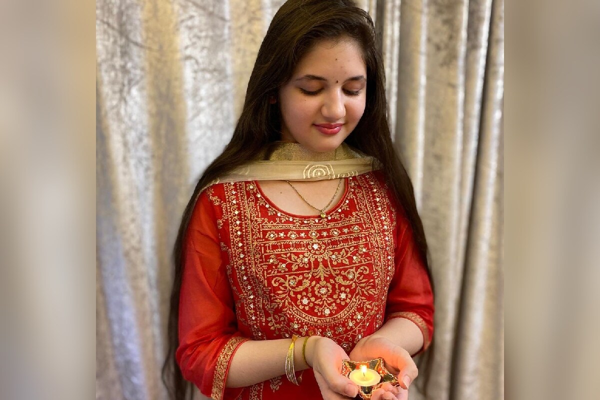 हर्षालीने दिवाळी दरम्यान काही फोटो सोशल मीडियावर पोस्ट केले होते. ते सध्या व्हायरल होत आहेत. लोकांचा विश्वास बसत नाही आहे की त्यांची लाडकी मुन्नी एवढी बदलली आहे. सोशल मीडियावर काही मीम्स देखील व्हायरल होत आहेत (फोटो सौजन्य- Insatgram @harshaalimalhotra_03) हर्षालीने दिवाळी दरम्यान काही फोटो सोशल मीडियावर पोस्ट केले होते. ते सध्या व्हायरल होत आहेत. लोकांचा विश्वास बसत नाही आहे की त्यांची लाडकी मुन्नी एवढी बदलली आहे. सोशल मीडियावर काही मीम्स देखील व्हायरल होत आहेत (फोटो सौजन्य- Insatgram @harshaalimalhotra_03)