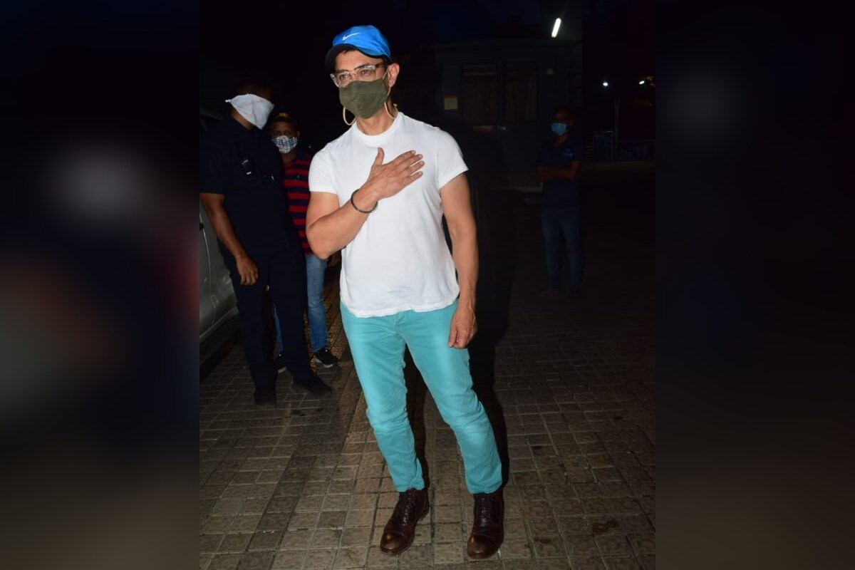 आमिर खान जेव्हा सिनेमा बघायला आला तेव्हा लोकांनी त्याला पाहण्यासाठी गर्दी केली. आमिरने सुद्धा सगळ्यांना पोझ देत फोटो काढले. आमिर खान जेव्हा सिनेमा बघायला आला तेव्हा लोकांनी त्याला पाहण्यासाठी गर्दी केली. आमिरने सुद्धा सगळ्यांना पोझ देत फोटो काढले.