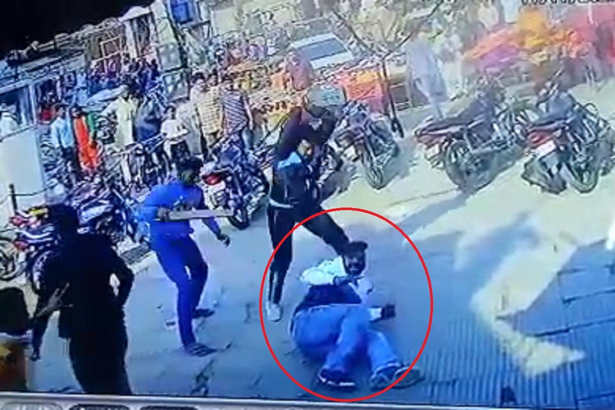 हरियाणात गेल्या काही दिवसांपासून गुंडगिरी वाढली आहे. हरियाणातील फतेहाबाद जिल्ह्यात गुंडांनी हैराण केले आहे. फतेहाबादच्या हंस मार्केट काही गुंडांनी भरबाजारात एका तरुणाला बेदम मारहाण केली. (Photos: News18) हरियाणात गेल्या काही दिवसांपासून गुंडगिरी वाढली आहे. हरियाणातील फतेहाबाद जिल्ह्यात गुंडांनी हैराण केले आहे. फतेहाबादच्या हंस मार्केट काही गुंडांनी भरबाजारात एका तरुणाला बेदम मारहाण केली. (Photos: News18)