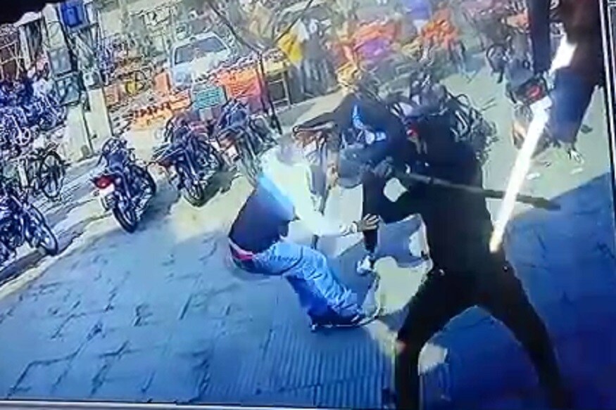 गुंडांनी तरुणांला लाठी, काठ्या, हॉकी, विटांनी निर्घृणपणे मारहाण केली. बाजारपेठेत बसविण्यात आलेल्या सीसीटीव्ही कॅमेऱ्यात ही घटना कैद झाली आहे. सीसीटीव्ही फुटेजमध्ये हे स्पष्टपणे दिसून आले आहे की, दरोडेखोरांनी या तरुणाला भरबाजारात मारहाण केली. (Photos: News18) गुंडांनी तरुणांला लाठी, काठ्या, हॉकी, विटांनी निर्घृणपणे मारहाण केली. बाजारपेठेत बसविण्यात आलेल्या सीसीटीव्ही कॅमेऱ्यात ही घटना कैद झाली आहे. सीसीटीव्ही फुटेजमध्ये हे स्पष्टपणे दिसून आले आहे की, दरोडेखोरांनी या तरुणाला भरबाजारात मारहाण केली. (Photos: News18)