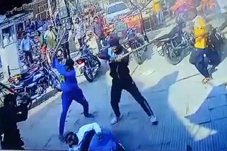 मुख्य म्हणजे ही घटना पोलीस स्टेशनपासून काही अंतरावरच घडली. लोकांची गर्दी जमल्यानंतर गुंडांनी घटनास्थळापासून पळ काढला. घटनेनंतर जखमी तरुणाला रुग्णालयात दाखल करण्यात आले. त्याची प्रकृती चिंताजनक आहे. (Photos: News18) मुख्य म्हणजे ही घटना पोलीस स्टेशनपासून काही अंतरावरच घडली. लोकांची गर्दी जमल्यानंतर गुंडांनी घटनास्थळापासून पळ काढला. घटनेनंतर जखमी तरुणाला रुग्णालयात दाखल करण्यात आले. त्याची प्रकृती चिंताजनक आहे. (Photos: News18)