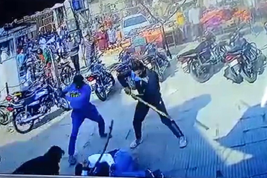 घटनेनंतर पोलीस घटनास्थळी दाखल झाले. लवकरच आरोपींना अटक केली जाईल, असे एसएचओ सुरेंद्र कंबोज यांनी सांगितले.(Photos: News18) घटनेनंतर पोलीस घटनास्थळी दाखल झाले. लवकरच आरोपींना अटक केली जाईल, असे एसएचओ सुरेंद्र कंबोज यांनी सांगितले.(Photos: News18)