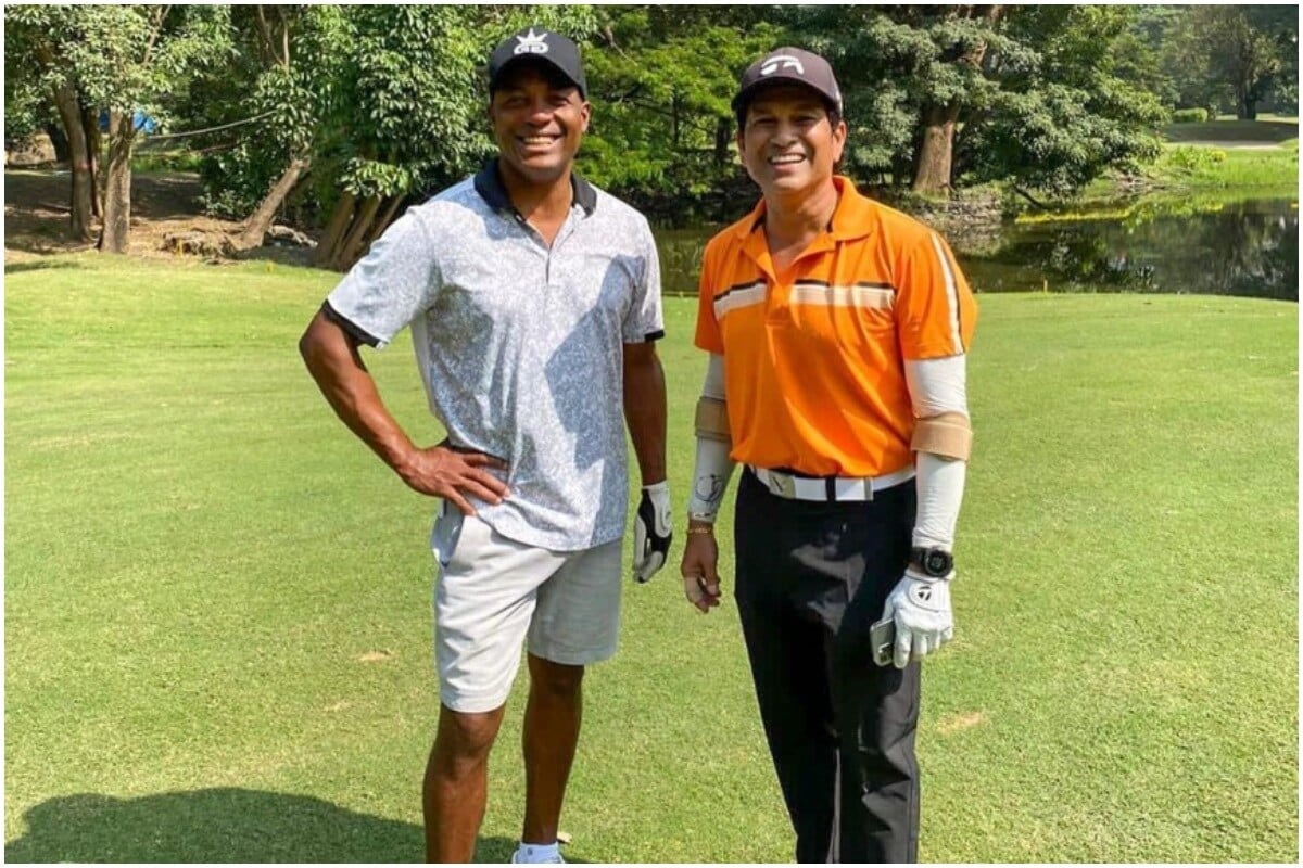 सचिनची शेवटची मॅच पाहण्यासाठी मुंबईचं वानखेडे स्टेडियम पूर्णपणे भरलेलं होतं. सचिनची बॅटिंग शेवटची बघण्यासाठी त्याचे चाहते जगभरातून आले होते. या मॅचवेळी मला खास मित्र ब्रायन लाराने गिफ्ट दिल्याचा खुलासा सचिनने केला आहे. (Sachin Tendulkar/Instagram) सचिनची शेवटची मॅच पाहण्यासाठी मुंबईचं वानखेडे स्टेडियम पूर्णपणे भरलेलं होतं. सचिनची बॅटिंग शेवटची बघण्यासाठी त्याचे चाहते जगभरातून आले होते. या मॅचवेळी मला खास मित्र ब्रायन लाराने गिफ्ट दिल्याचा खुलासा सचिनने केला आहे. (Sachin Tendulkar/Instagram)