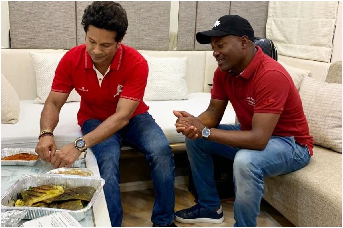 वेस्ट इंडिजच्या टीमकडून सचिनला स्टीलचा ड्रम देण्यात आला. सचिनने दिलेल्या प्रेम आणि सन्मानाबद्दल त्याला वेस्ट इंडिजच्या टीमने ही भेट दिली होती. 'सात वर्षांपूर्वी याच दिवशी माझा मित्र ब्रायन लाराने मला स्टीलचा ड्रम दिला होता. या खास गिफ्टसाठी मी नेहमीच लाराचा कृतज्ञ राहिन. हे गिफ्ट त्याने मला माझ्याप्रती असलेलं प्रेम आणि सन्मानाबद्दल दिलं. पुन्हा एकदा धन्यवाद', असं सचिन म्हणाला आहे. (Sachin Tendulkar/Instagram) वेस्ट इंडिजच्या टीमकडून सचिनला स्टीलचा ड्रम देण्यात आला. सचिनने दिलेल्या प्रेम आणि सन्मानाबद्दल त्याला वेस्ट इंडिजच्या टीमने ही भेट दिली होती. 'सात वर्षांपूर्वी याच दिवशी माझा मित्र ब्रायन लाराने मला स्टीलचा ड्रम दिला होता. या खास गिफ्टसाठी मी नेहमीच लाराचा कृतज्ञ राहिन. हे गिफ्ट त्याने मला माझ्याप्रती असलेलं प्रेम आणि सन्मानाबद्दल दिलं. पुन्हा एकदा धन्यवाद', असं सचिन म्हणाला आहे. (Sachin Tendulkar/Instagram)