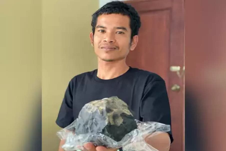 इंडोनेशियातील 33 वर्षांचा जोसुआ हुतागलुंग काही मिनिटांतच करोडपती झाला आहे. त्याच्या घरावर आकाशातून जणू खजिनाच कोसळला, ज्यामुळे काही मिनिटांतच तो 10 कोटी रुपयांचा मालक झाला आहे.(फोटो- Social Media)