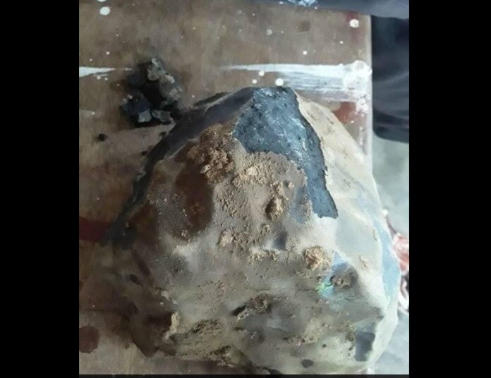 डेली मेलच्या रिपोर्टनुसार जोसुआ उत्तर सुमात्रातील कोलांगमध्ये असलेल्या आपल्या घराजवळ काम करत होता. त्यावेळी त्याच्या घरावर काहीतरी कोसळल्याचा मोठा आवाज आला. यामुळे फक्त त्याचं घरच नाही तर आजूबाजूची घरंही हादरली आणि त्यांच्यापर्यंत हा आवाज पोहोचला. (फोटो- Social Media) डेली मेलच्या रिपोर्टनुसार जोसुआ उत्तर सुमात्रातील कोलांगमध्ये असलेल्या आपल्या घराजवळ काम करत होता. त्यावेळी त्याच्या घरावर काहीतरी कोसळल्याचा मोठा आवाज आला. यामुळे फक्त त्याचं घरच नाही तर आजूबाजूची घरंही हादरली आणि त्यांच्यापर्यंत हा आवाज पोहोचला. (फोटो- Social Media)