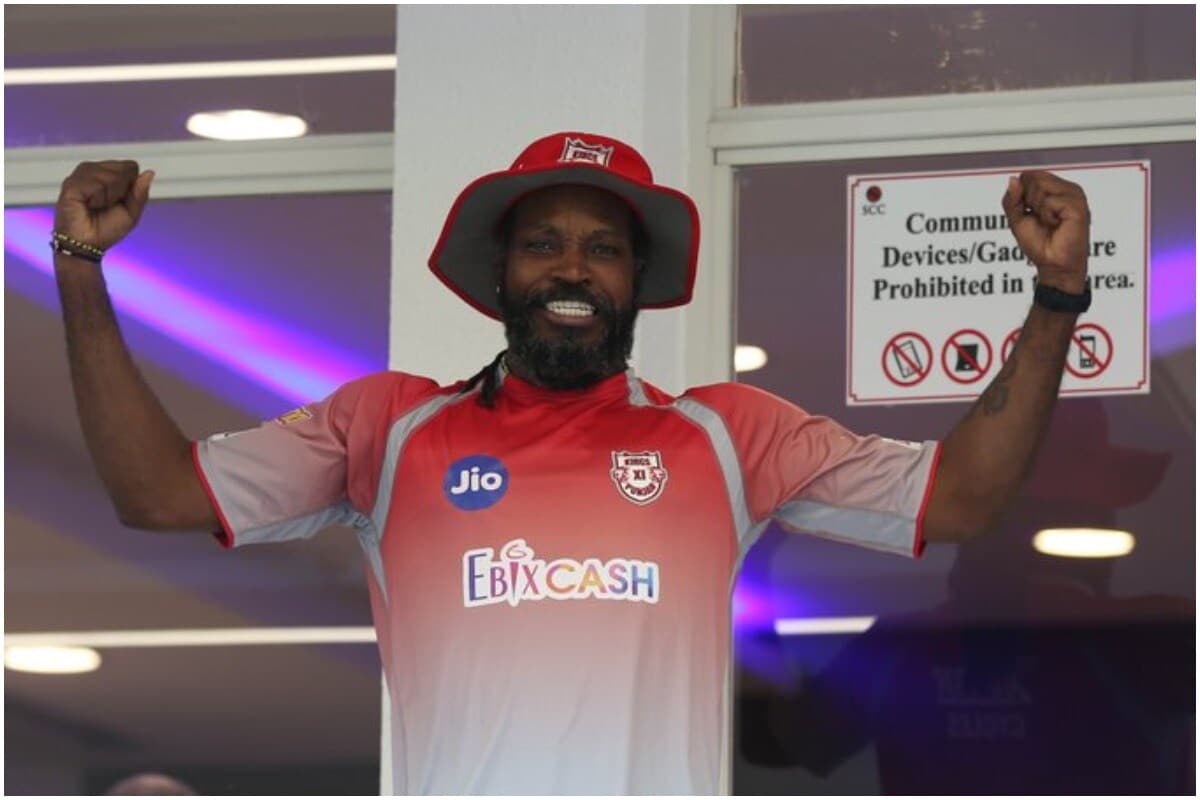 टी-20 क्रिकेटमधील सगळ्यात यशस्वी बॅट्समन क्रिस गेल (Chris Gayle) याने लंका प्रीमियर लीग (LPL) मधून माघार घेतली आहे. गेलसोबतच इंग्लंडचा फास्ट बॉलर लियाम प्लंकेट आणि पाकिस्तानचा सरफराज अहमदही ही स्पर्धा खेळणार नाही. त्यामुळे एलपीएलला सुरु होण्याआधीचम मोठा धक्का बसला आहे. गेल आणि प्लंकेट यांनी आपण खेळणार नसल्याची माहिती कॅन्डी टस्कर्सच्या टीमला दिली आहे. (फोटो- KXIP) टी-20 क्रिकेटमधील सगळ्यात यशस्वी बॅट्समन क्रिस गेल (Chris Gayle) याने लंका प्रीमियर लीग (LPL) मधून माघार घेतली आहे. गेलसोबतच इंग्लंडचा फास्ट बॉलर लियाम प्लंकेट आणि पाकिस्तानचा सरफराज अहमदही ही स्पर्धा खेळणार नाही. त्यामुळे एलपीएलला सुरु होण्याआधीचम मोठा धक्का बसला आहे. गेल आणि प्लंकेट यांनी आपण खेळणार नसल्याची माहिती कॅन्डी टस्कर्सच्या टीमला दिली आहे. (फोटो- KXIP)