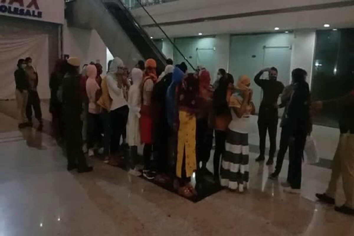पोलिसांनी एका सेक्स रॅकेटचा भांडाफोड केला आहे. पोलिसांनी छापा मारत पाच स्पा सेंटर्समधून 25 तरुणी आणि 17 तरुणांना ताब्यात घेतलं आहे. (PHOTOS: News18) पोलिसांनी एका सेक्स रॅकेटचा भांडाफोड केला आहे. पोलिसांनी छापा मारत पाच स्पा सेंटर्समधून 25 तरुणी आणि 17 तरुणांना ताब्यात घेतलं आहे. (PHOTOS: News18)