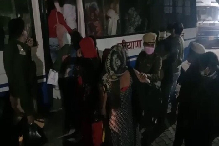 याआधीही काही दिवसांपूर्वी पोलिसांनी येथे, अनैतिक कामं सुरू असल्याचा खुलासा केला होता. मात्र आता अधिकाऱ्यांनी छापेमारी करत मोठी कारवाई केली आहे. संध्याकाळच्या सुमारास एकाएकी झालेल्या या कारवाईमुळे पारकर मॉलमध्ये मोठी खळबळ उडाली. (PHOTOS: News18)