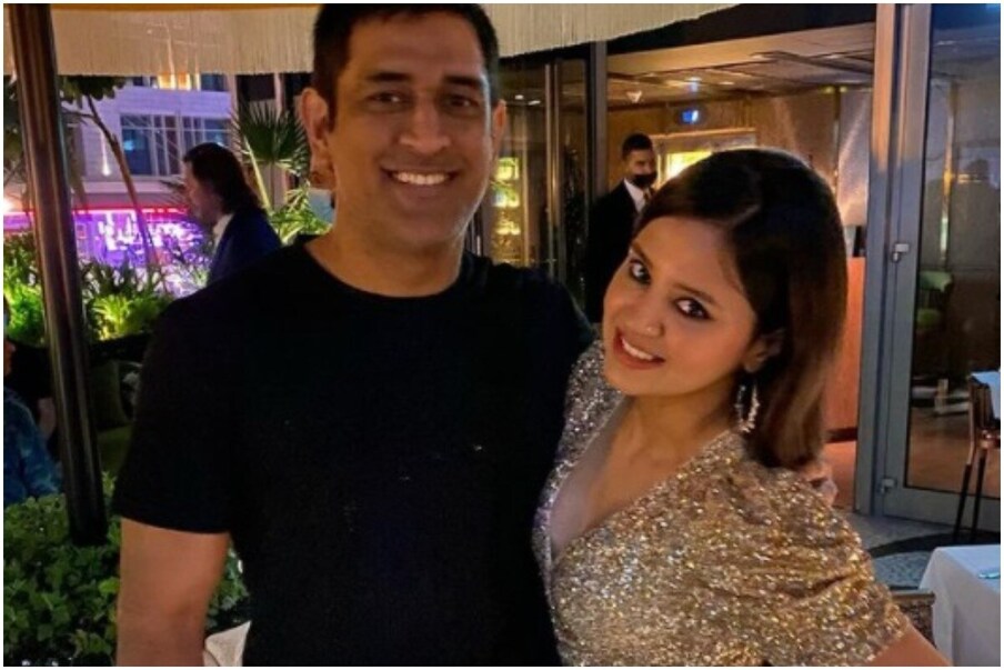 साक्षीच्या बर्थ डे पार्टीचे काही फोटो सोशल मीडियावर तुफान व्हायरल होत आहेत. साक्षीनं 2010मध्ये धोनीशी लग्न केले होते. 2015मध्ये झिवाचा जन्म झाला. (csksuperfansofficial/Instagram)
