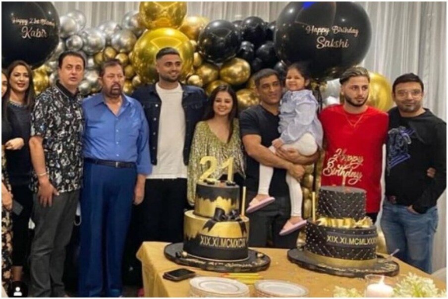 भारतीय क्रिकेट संघाचा माजी कर्णधार महेंद्रसिंह धोनीची (MS Dhoni) पत्नी साक्षीचा (Sakshi Dhoni) 19 नोव्हेंबर रोजी वाढदिवस होता. धोनी आपल्या परिवारासह सध्या दुबईमध्ये आहे. त्यामुळे साक्षीचा वाढदिवसही मोठ्या दणक्यात साजरा करण्यात आला. (csksuperfansofficial/Instagram)