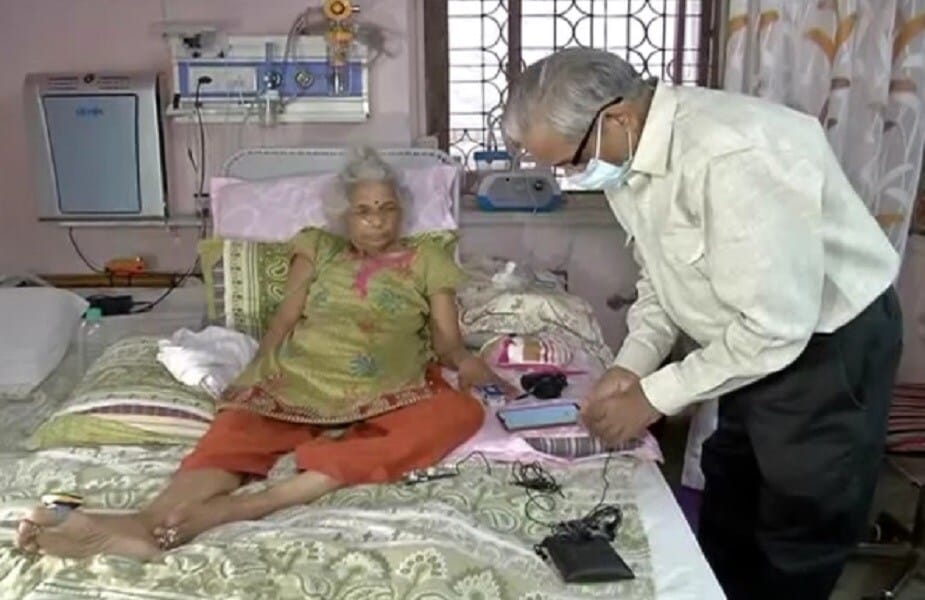 खऱ्या प्रेमाची कहाणी तुम्ही पुस्तकात किंवा सिनेमामध्ये पाहिली असेल. पण खऱ्या आयुष्यात क्वचितच अशा कहाण्या पाहायला मिळतात, जे प्रेमाचं प्रतीक बनून जातात. ऑर्डिनन्स फॅक्ट्रीतून निवृत्त झालेले ज्ञानप्रकाश आणि त्यांची पत्नी कुमुदिनी यांची कहाणीही अशीच काहीशी आहे. या दाम्पत्याचा मुलगा आणि सून परदेशात असतात. पण ज्ञानप्रकाश यांनी त्यांच्या पत्नीची सेवा करण्यात एकाही दिवसाचा खंड पडू दिला नाही आहे. कुमुदिनी सीओटू नार्कोसिस नावाच्या आजाराशी झूंज देत आहेत. या आजारात त्यांच्या शरीरातून कार्बन डाय ऑक्साईडचे उत्सर्जन पुरेसे नाही आणि त्यांना जिवंत राहण्यासाठी सतत ऑक्सिजन सपोर्टची आवश्यकता आहे. खऱ्या प्रेमाची कहाणी तुम्ही पुस्तकात किंवा सिनेमामध्ये पाहिली असेल. पण खऱ्या आयुष्यात क्वचितच अशा कहाण्या पाहायला मिळतात, जे प्रेमाचं प्रतीक बनून जातात. ऑर्डिनन्स फॅक्ट्रीतून निवृत्त झालेले ज्ञानप्रकाश आणि त्यांची पत्नी कुमुदिनी यांची कहाणीही अशीच काहीशी आहे. या दाम्पत्याचा मुलगा आणि सून परदेशात असतात. पण ज्ञानप्रकाश यांनी त्यांच्या पत्नीची सेवा करण्यात एकाही दिवसाचा खंड पडू दिला नाही आहे. कुमुदिनी सीओटू नार्कोसिस नावाच्या आजाराशी झूंज देत आहेत. या आजारात त्यांच्या शरीरातून कार्बन डाय ऑक्साईडचे उत्सर्जन पुरेसे नाही आणि त्यांना जिवंत राहण्यासाठी सतत ऑक्सिजन सपोर्टची आवश्यकता आहे.