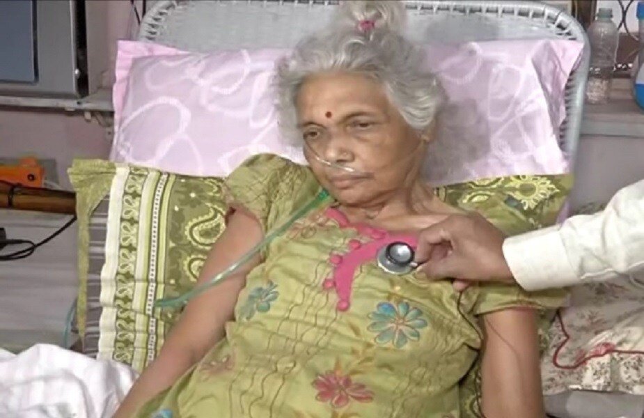 ज्ञानप्रकाश यांनी त्यांच्या रुग्ण पत्नीसाठी अशाप्रकारे बेडरूम तयार केली आहे की, जी एखाद्या रुग्णालयाच्या आयसीयू वॉर्डला देखील मात देईल. याठिकाणी व्हेंटिलेटर, ऑक्सिजन, एअर प्युरिफायर्स आणि इतर सुविधा ज्या सामान्य रूग्णालयात उपलब्ध नाहीत अशा देखील बऱ्याच सुविधा आहेत. ज्ञानप्रकाश यांनी त्यांच्या रुग्ण पत्नीसाठी अशाप्रकारे बेडरूम तयार केली आहे की, जी एखाद्या रुग्णालयाच्या आयसीयू वॉर्डला देखील मात देईल. याठिकाणी व्हेंटिलेटर, ऑक्सिजन, एअर प्युरिफायर्स आणि इतर सुविधा ज्या सामान्य रूग्णालयात उपलब्ध नाहीत अशा देखील बऱ्याच सुविधा आहेत.