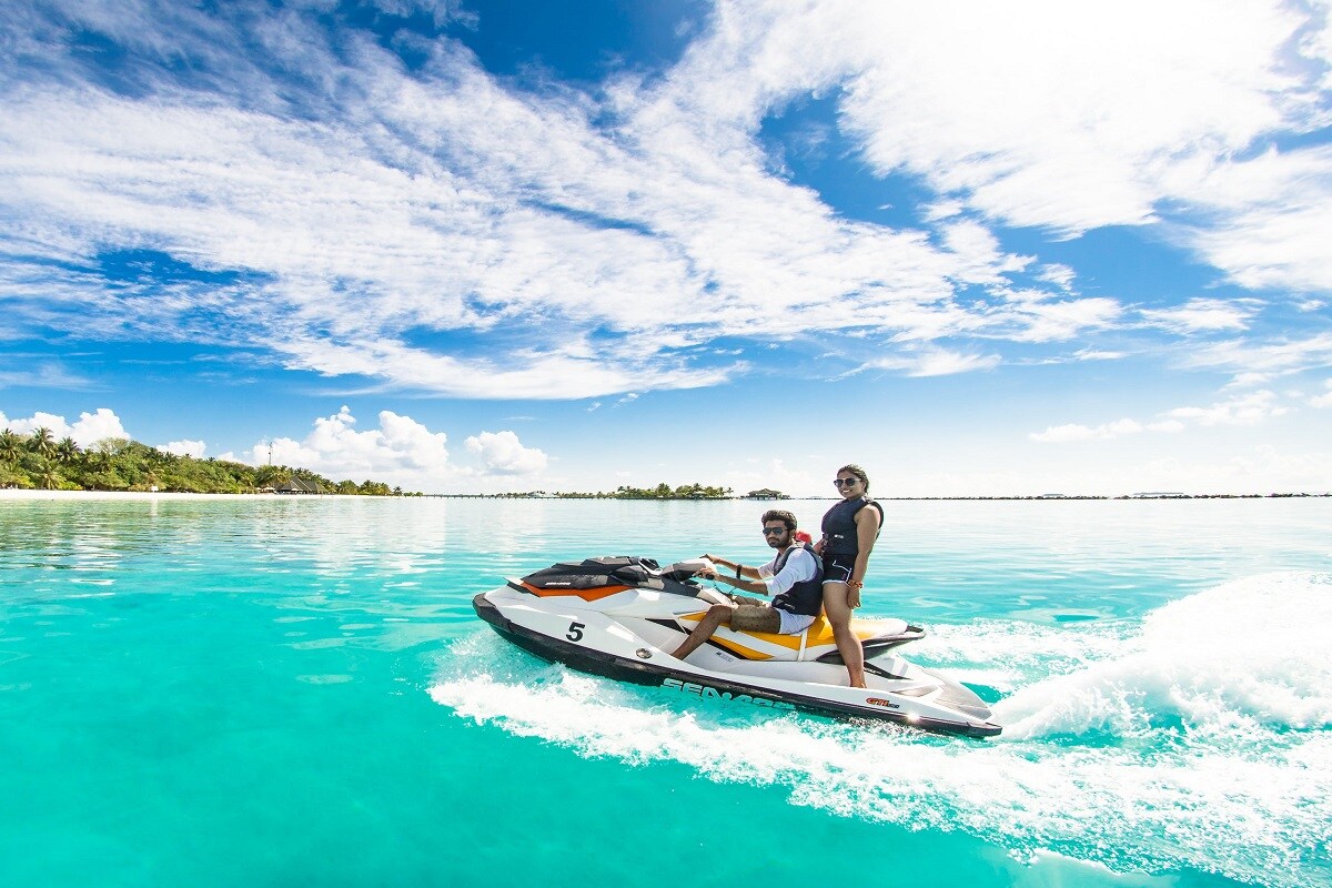 कोरोनाचा ताण दूर करा! 'या' देशात पर्यटकांचं लसीकरण, सरकारकडून नवी योजना