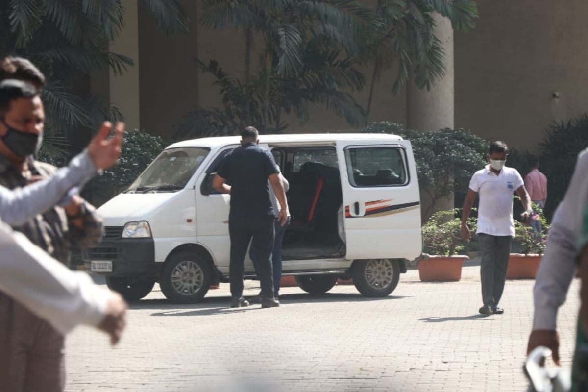 भारती सिंहच्या घरावर छापेमारीसाठी एनसीबी संपूर्ण पथकासह पोहचली होती. एनसीबीच्या इतर दोन टीम तिच्या दोन वेगवेगळ्या घरावर पोहचल्या होत्या. (photo credit: Viral Bhyani) भारती सिंहच्या घरावर छापेमारीसाठी एनसीबी संपूर्ण पथकासह पोहचली होती. एनसीबीच्या इतर दोन टीम तिच्या दोन वेगवेगळ्या घरावर पोहचल्या होत्या. (photo credit: Viral Bhyani)