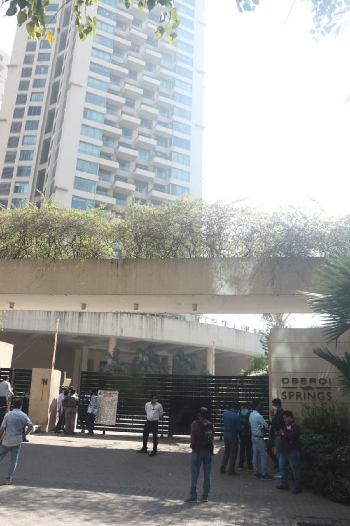 मिळालेल्या माहितीनुसार, तपासादरम्यान एनसीबीने भारती सिंहच्या घरातून गांजा जप्त केला आहे. (photo credit: Viral Bhyani) मिळालेल्या माहितीनुसार, तपासादरम्यान एनसीबीने भारती सिंहच्या घरातून गांजा जप्त केला आहे. (photo credit: Viral Bhyani)