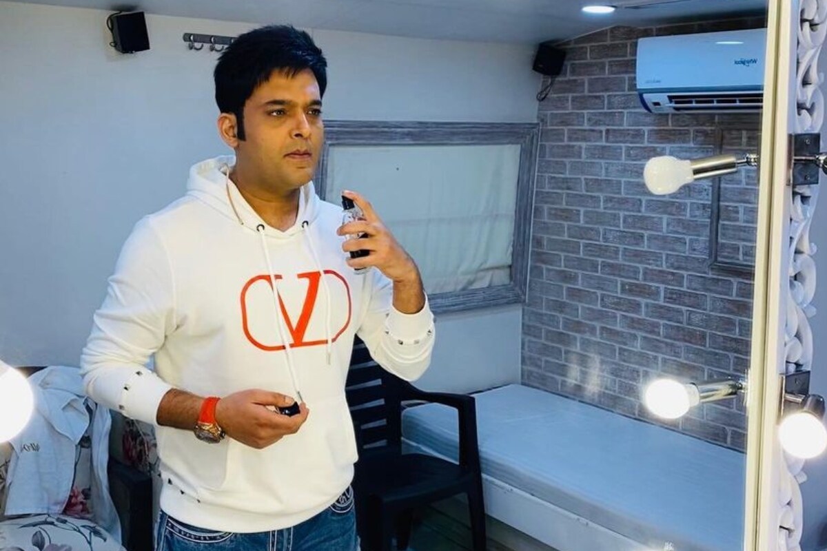 प्रसिद्ध कॉमेडियन कपिल शर्मा (Kapil Sharma) आज यशाच्या शिखरावर आहे. त्याची लोकप्रियता देखील गेल्या काही वर्षांपासून वाढली आहे. द कपिल शर्मा शो (The Kapil Sharma Show) हा त्या प्रोग्रॅम देखील टॉप लिस्टमध्ये आहे. त्यामुळे सहाजिक आहे की कपिल शर्मा फी देखील तेवढीच भरभक्कम घेत असणार (फोटो सौजन्य- Instagram @kapilsharma) प्रसिद्ध कॉमेडियन कपिल शर्मा (Kapil Sharma) आज यशाच्या शिखरावर आहे. त्याची लोकप्रियता देखील गेल्या काही वर्षांपासून वाढली आहे. द कपिल शर्मा शो (The Kapil Sharma Show) हा त्या प्रोग्रॅम देखील टॉप लिस्टमध्ये आहे. त्यामुळे सहाजिक आहे की कपिल शर्मा फी देखील तेवढीच भरभक्कम घेत असणार (फोटो सौजन्य- Instagram @kapilsharma)