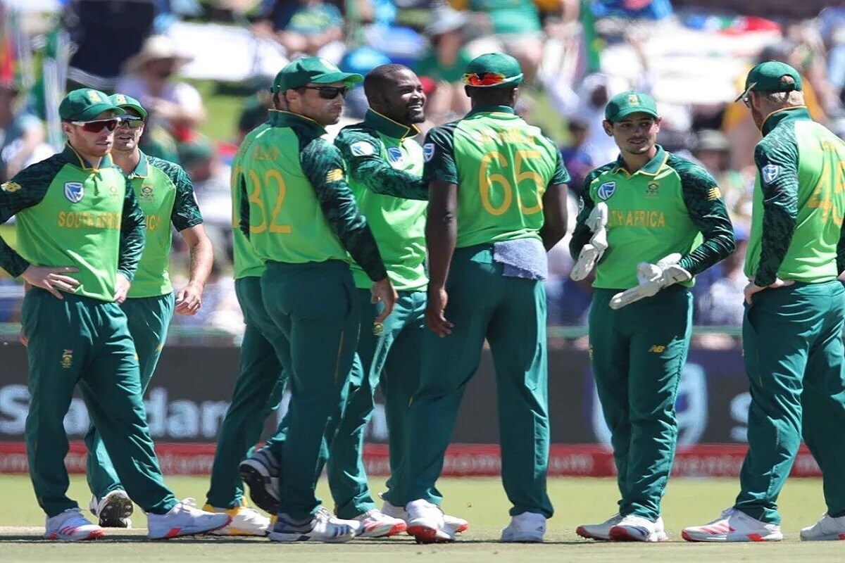 क्रिकेट दक्षिण आफ्रिका (CSA) कडून दुसऱ्या कोरोना चाचणीमध्ये आणखी एक खेळाडू पॉझिटिव्ह आल्याचं समोर आलं आहे. दुसरा खेळाडू पॉझिटिव्ह येण्याचा पहिल्या खेळाडूशी काहीही संबंध नाही. रिपोर्ट आल्यानंतर लगेचच वेगळं ठेवण्यात आलं आहे आणि त्यांना राहण्यासाठी योग्य जागा देण्यात आली आहे, असं बोर्डाने सांगितलं. (PC: cricket south africa instagram) क्रिकेट दक्षिण आफ्रिका (CSA) कडून दुसऱ्या कोरोना चाचणीमध्ये आणखी एक खेळाडू पॉझिटिव्ह आल्याचं समोर आलं आहे. दुसरा खेळाडू पॉझिटिव्ह येण्याचा पहिल्या खेळाडूशी काहीही संबंध नाही. रिपोर्ट आल्यानंतर लगेचच वेगळं ठेवण्यात आलं आहे आणि त्यांना राहण्यासाठी योग्य जागा देण्यात आली आहे, असं बोर्डाने सांगितलं. (PC: cricket south africa instagram)