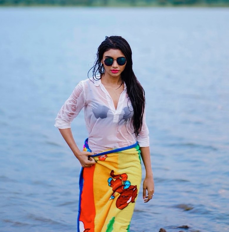 तेलुगू मनोरंजन क्षेत्रात एके काळी बहिणीचे किंवा नायिकेच्या मैत्रिणीचे रोल करणारी ही अभिनेत्री अचानक सोशल मीडियावर लोकप्रिय झाली आहे. Photo : Instagram तेलुगू मनोरंजन क्षेत्रात एके काळी बहिणीचे किंवा नायिकेच्या मैत्रिणीचे रोल करणारी ही अभिनेत्री अचानक सोशल मीडियावर लोकप्रिय झाली आहे. Photo : Instagram