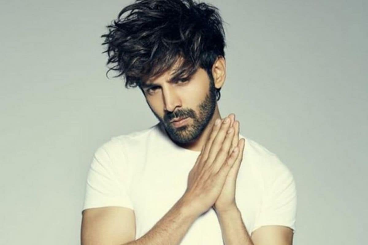 तरुणाईच्या गळ्यातला ताईत असणारा अभिनेता म्हणजे कार्तिक आर्यन (Kartik Aaryan). आज कार्तिकचा वाढदिवस आहे. त्याच्या दमदार अभिनयामुळे त्याने कमी वयात फार मोठी प्रसिद्धी मिळवली आहे. कार्तिकने त्याच्या अभिनयाच्या करिअरमध्ये आत्तापर्यंत अनेक सुंदर अभिनेत्रींसोबत काम केलं आहे. त्याच्या वाढदिवसानिमित्त एक नजर टाकूया कार्तिकच्या अभिनय क्षेत्रातील प्रवासावर . तरुणाईच्या गळ्यातला ताईत असणारा अभिनेता म्हणजे कार्तिक आर्यन (Kartik Aaryan). आज कार्तिकचा वाढदिवस आहे. त्याच्या दमदार अभिनयामुळे त्याने कमी वयात फार मोठी प्रसिद्धी मिळवली आहे. कार्तिकने त्याच्या अभिनयाच्या करिअरमध्ये आत्तापर्यंत अनेक सुंदर अभिनेत्रींसोबत काम केलं आहे. त्याच्या वाढदिवसानिमित्त एक नजर टाकूया कार्तिकच्या अभिनय क्षेत्रातील प्रवासावर .