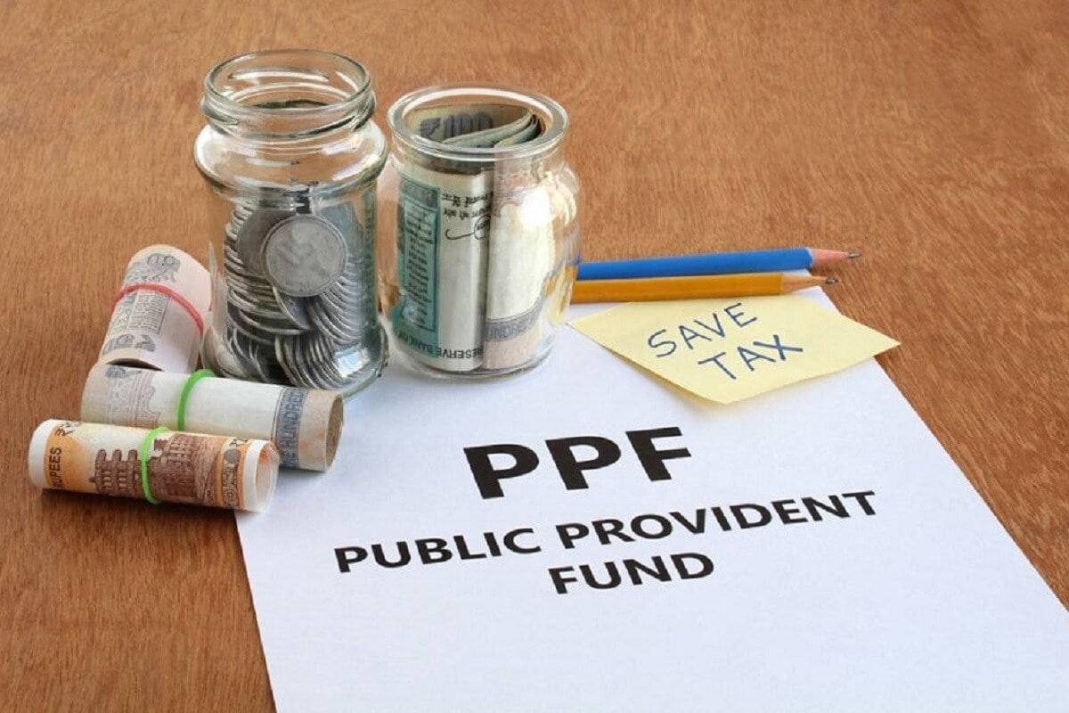 गुंतवणुकीचा पर्याय म्हणून आजही एफडीला (Fixed Deposits) अधिक पसंती दिली जाते. बचत खाते (Saving Account) हा देखील महत्त्वाचा आणि पारंपरिक पर्याय आहे. पण या दोन्हींपेक्षी PPF मध्ये गुंतवणूक अधिक फायद्याची आहे. जाणून घ्या का गुंतवणुकीचा पर्याय म्हणून आजही एफडीला (Fixed Deposits) अधिक पसंती दिली जाते. बचत खाते (Saving Account) हा देखील महत्त्वाचा आणि पारंपरिक पर्याय आहे. पण या दोन्हींपेक्षी PPF मध्ये गुंतवणूक अधिक फायद्याची आहे. जाणून घ्या का