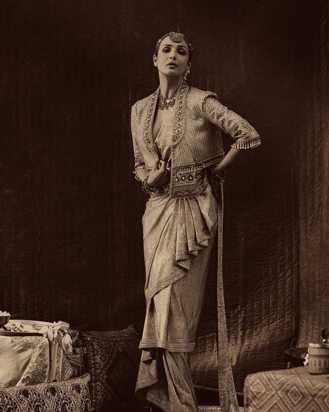 या फोटोंमध्ये मलयाकाने अतिशय वेगळ्या पद्धतीने साडी नेसलेली आहे. नेहमी बोल्ड फोटोंमुळे चर्चेत येणारी मलायका आता या पारंपरिक पोषाखातही खुलून दिसत आहे. या फोटोंमध्ये मलयाकाने अतिशय वेगळ्या पद्धतीने साडी नेसलेली आहे. नेहमी बोल्ड फोटोंमुळे चर्चेत येणारी मलायका आता या पारंपरिक पोषाखातही खुलून दिसत आहे.