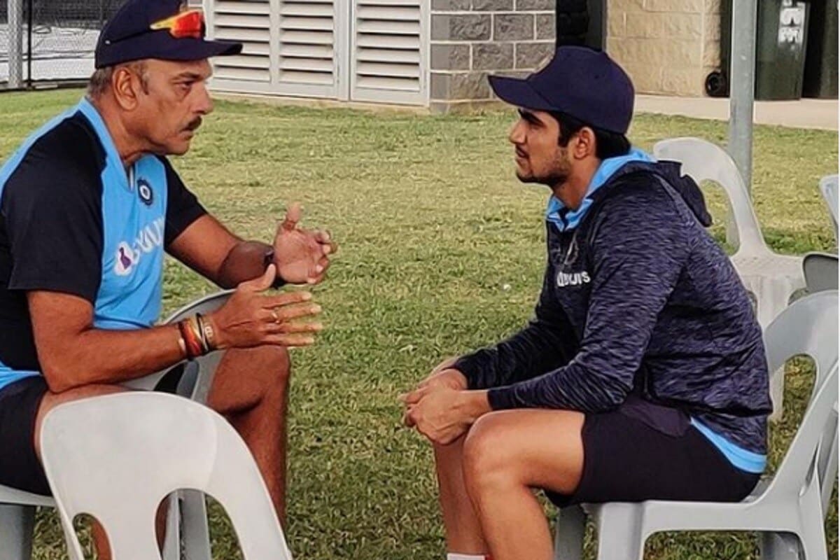 टीम इंडिया (Team India) तीन वनडे, तीन टी-20 आणि चार टेस्ट मॅचच्या सीरिजसाठी ऑस्ट्रेलियाला गेली आहे. कोरोनानंतर टीम इंडिया पहिल्यांदाच आंतरराष्ट्रीय मॅच खेळणार आहे. 27 नोव्हेंबरपासून वनडे सीरिजने या दौऱ्याची सुरुवात होणार आहे. सीरिज सुरू होण्याआधी टीम इंडियाचे मुख्य प्रशिक्षक रवी शास्त्री युवा खेळाडू शुभमन गिलसोबत बोलताना दिसले. टीम इंडिया (Team India) तीन वनडे, तीन टी-20 आणि चार टेस्ट मॅचच्या सीरिजसाठी ऑस्ट्रेलियाला गेली आहे. कोरोनानंतर टीम इंडिया पहिल्यांदाच आंतरराष्ट्रीय मॅच खेळणार आहे. 27 नोव्हेंबरपासून वनडे सीरिजने या दौऱ्याची सुरुवात होणार आहे. सीरिज सुरू होण्याआधी टीम इंडियाचे मुख्य प्रशिक्षक रवी शास्त्री युवा खेळाडू शुभमन गिलसोबत बोलताना दिसले.