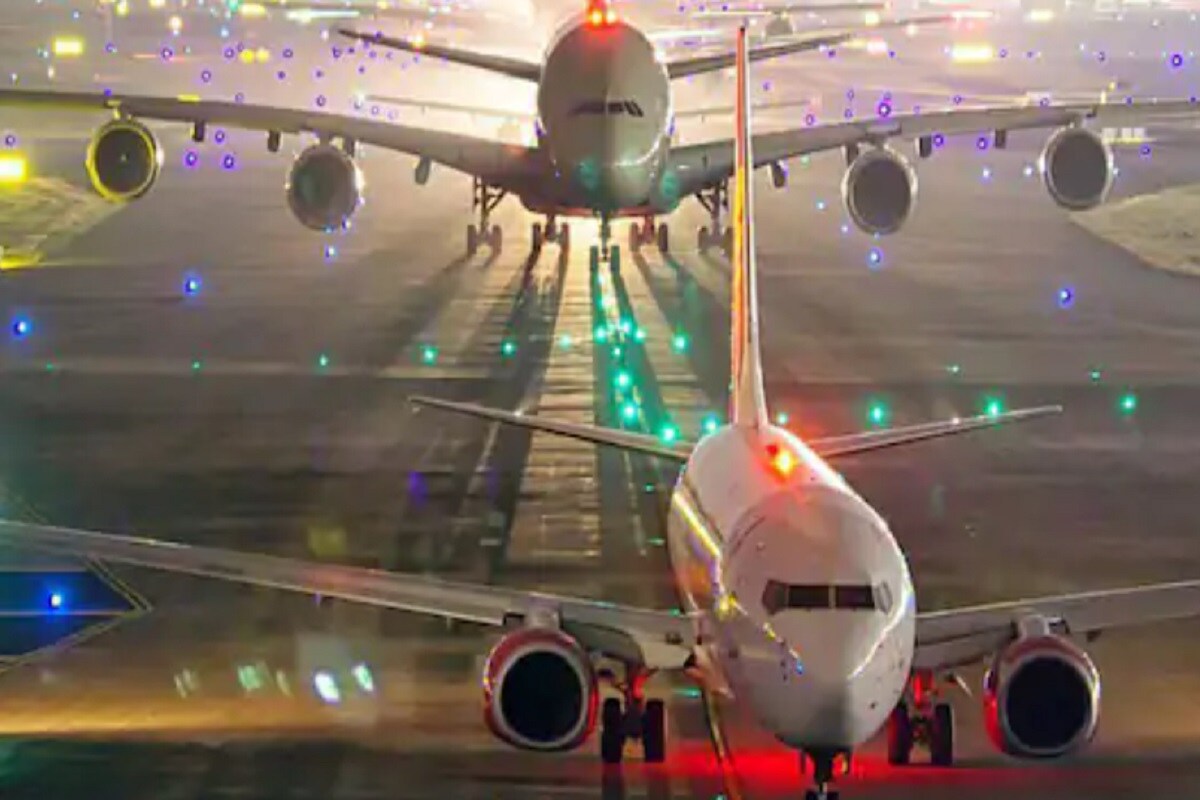 देशाची राजधानी दिल्लीत, मोठ्या प्रमाणात कोकीनसह एका विदेश महिला प्रवाशाला अटक करण्यात आली आहे. कस्टम विभागाने रविवारी दिल्ली विमानतळावरून परदेशी प्रवाशाला अटक केली आहे. प्रवाशाकडून जप्त करण्यात आलेल्या कोकीनची किंमत जवळपास 6 कोटी रुपये असल्याचं कस्टम विभागाकडून सांगण्यात आलं आहे. विदेशी प्रवासी, टांझानियाच्या अदिस अबाबाहून दिल्लीकडे येत असल्याची माहिती आहे. कस्टम विभागाकडून त्याला विमानतळावरच अटक करण्यात आली. (प्रतिकात्मक फोटो- न्यूज18 हिंदी)