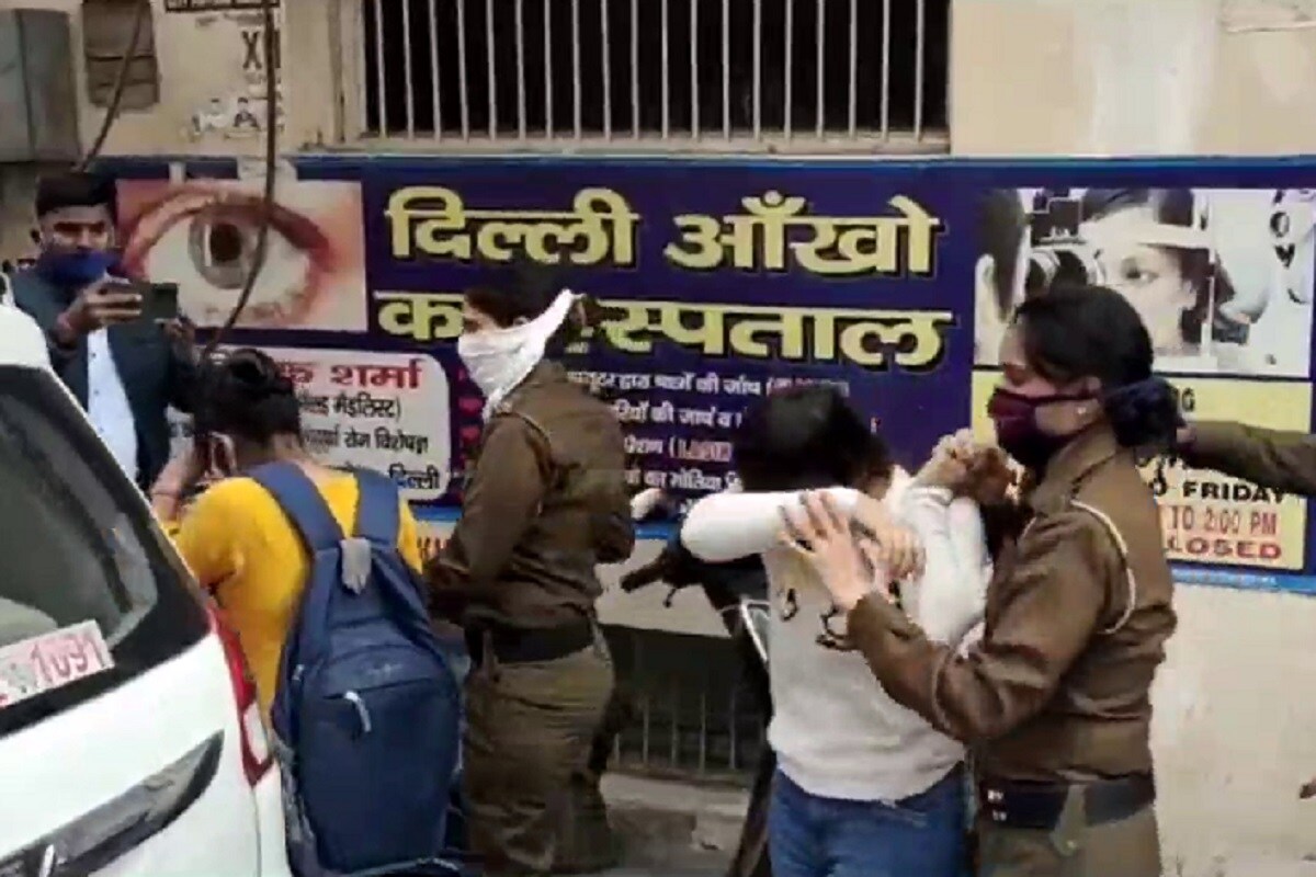 एका कॅफेमध्ये महिला पोलिसांनी छापा टाकला आहे. गुप्त माहितीनुसार, पोलिसांनी ही छापेमारी केली. छापेमारी दरम्यान, कॅफेमध्ये अनेक तरुण-तरुणी आपत्तीजनक स्थितीत आढळल्या. (Photo: News18) एका कॅफेमध्ये महिला पोलिसांनी छापा टाकला आहे. गुप्त माहितीनुसार, पोलिसांनी ही छापेमारी केली. छापेमारी दरम्यान, कॅफेमध्ये अनेक तरुण-तरुणी आपत्तीजनक स्थितीत आढळल्या. (Photo: News18)