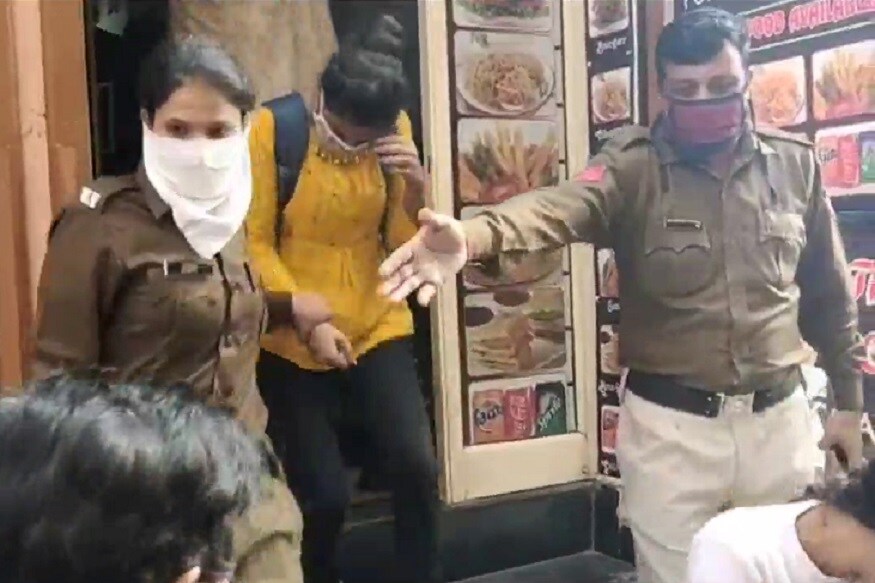 कॅफेच्या वरच्या मजल्यावरून, महिला पोलिसांनी तरुण-तरुणींना ताब्यात घेतलं असून त्यांना पोलीस स्थानकांत नेण्यात आलं आहे. (Photo: News18) कॅफेच्या वरच्या मजल्यावरून, महिला पोलिसांनी तरुण-तरुणींना ताब्यात घेतलं असून त्यांना पोलीस स्थानकांत नेण्यात आलं आहे. (Photo: News18)