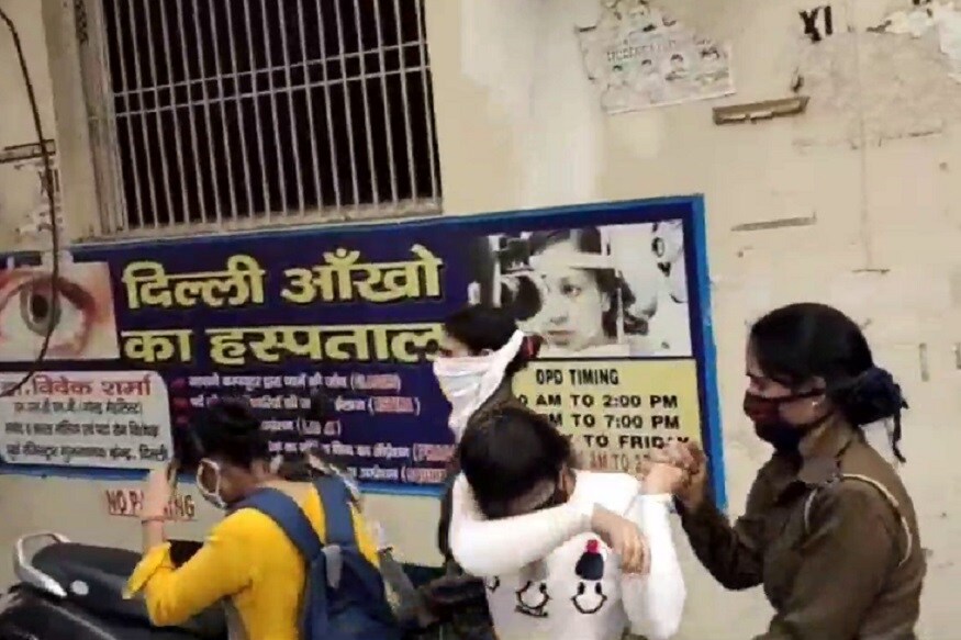 पोलिसांना गेल्या अनेक दिवसांपासून सतत अवैधपणे चालणाऱ्या कॅफेबाबत माहिती मिळत होती. अखेर एका तक्रारीनंतर ही कारवाई करण्यात आली आहे. (Photo: News18) पोलिसांना गेल्या अनेक दिवसांपासून सतत अवैधपणे चालणाऱ्या कॅफेबाबत माहिती मिळत होती. अखेर एका तक्रारीनंतर ही कारवाई करण्यात आली आहे. (Photo: News18)
