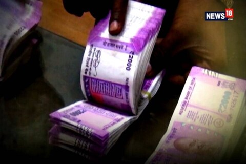 ग्राहकांना खराब किंवा फाटलेल्या नोटा  (Torn Currency) देणाऱ्या बँकांना (Bank) आता मोठा दंड भरावा लागणार आहे. 100 रुपयांपर्यंतच्या खराब किंवा फाटलेल्या नोटेला 50 ते 100 रुपयांचा दंड (Fine) बँकांना भरावा लागणार आहे. 