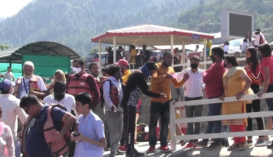 टिहर गढवाल इथे टिहरी झील परिसरात पर्यटकांची तुफान गर्दी झाली आहे. पर्यटनादरम्यान बोट व्यावसायिकांचा निष्काळजीपणा खूप महागात पडू शकतो. बोटिंगला जाण्याआधी थर्मल स्क्रिनिंग आणि सोशल डिस्टन्सिंगच्या नियमांचं पालन करणं गरजेचं आहे. मात्र या सर्व नियमांना केराची टोपली दाखवल्याचं या फोटोमधून दिसत आहे. टिहर गढवाल इथे टिहरी झील परिसरात पर्यटकांची तुफान गर्दी झाली आहे. पर्यटनादरम्यान बोट व्यावसायिकांचा निष्काळजीपणा खूप महागात पडू शकतो. बोटिंगला जाण्याआधी थर्मल स्क्रिनिंग आणि सोशल डिस्टन्सिंगच्या नियमांचं पालन करणं गरजेचं आहे. मात्र या सर्व नियमांना केराची टोपली दाखवल्याचं या फोटोमधून दिसत आहे.