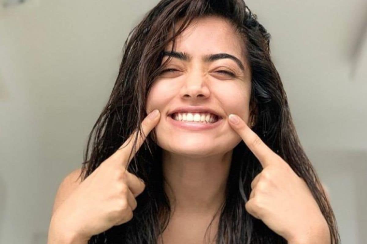 कन्नड सिनेसृष्टीतील दाक्षिणात्य अभिनेत्री रश्मिका मंदानाला (Rashmika Mandanna) गुगलने जबरदस्त सरप्राईज दिलं आहे. गुगलने रश्मिका मंदानाला नॅशनल क्रश (National Crush Of India 2020 Female) घोषित केलं आहे. कन्नड सिनेसृष्टीतील दाक्षिणात्य अभिनेत्री रश्मिका मंदानाला (Rashmika Mandanna) गुगलने जबरदस्त सरप्राईज दिलं आहे. गुगलने रश्मिका मंदानाला नॅशनल क्रश (National Crush Of India 2020 Female) घोषित केलं आहे.