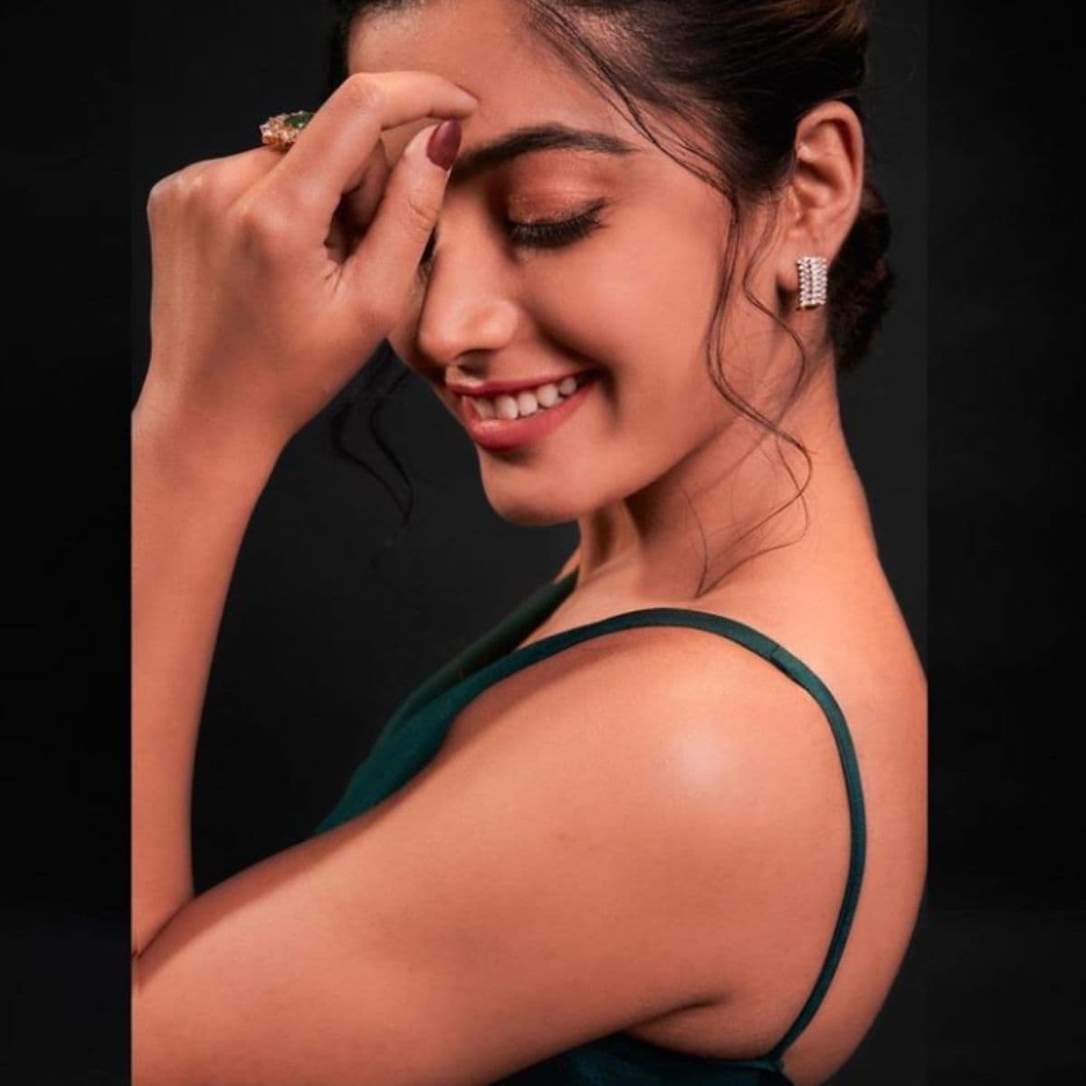 रश्मिका दक्षिण भारतातील लोकप्रिय अभिनेत्रींपैकी एक आहे. (photo credit: instagram/@rashmika_mandanna) रश्मिका दक्षिण भारतातील लोकप्रिय अभिनेत्रींपैकी एक आहे. (photo credit: instagram/@rashmika_mandanna)