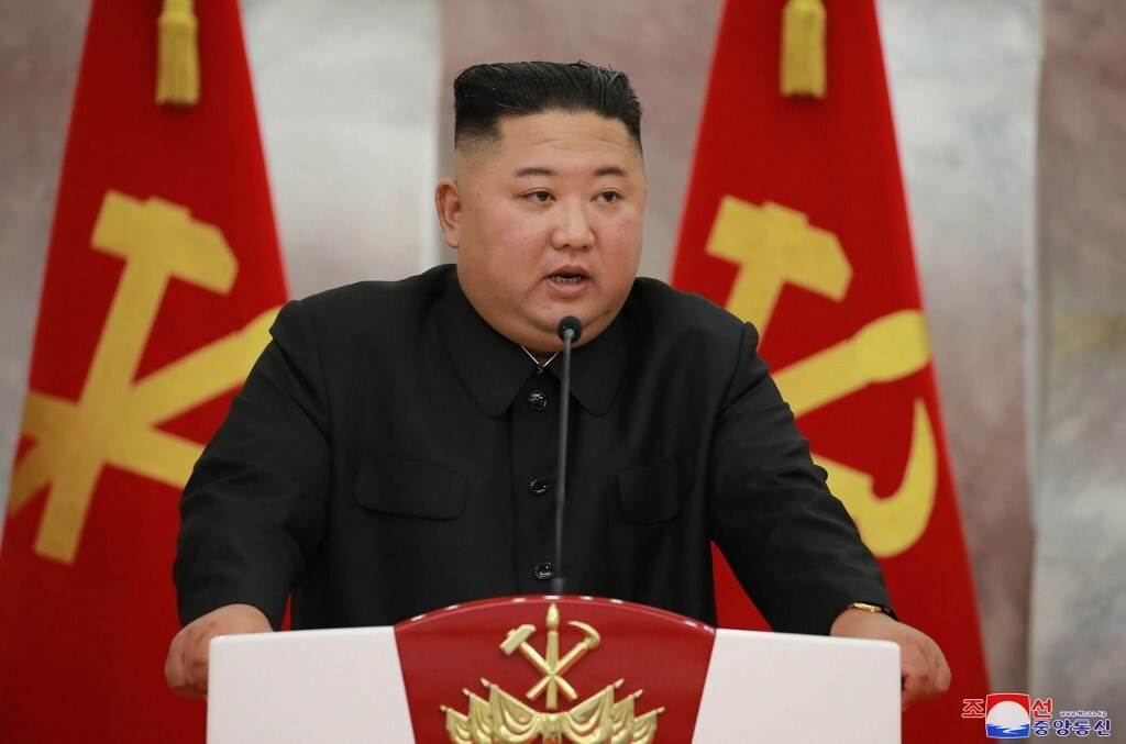 उत्तर कोरियाचे हुकुमशाह किम जोंग उन (Kim Jong Un) यांचा पुतण्या किम हान-सोल (Kim Han-sol) अचानक बेपत्ता झाला आहे. मिळालेल्या माहितीनुसार, गेल्या एक आठवड्यापासून किम हान त्यांचा शोध घेतला जात आहे, मात्र त्यांच्याशी कोणताही संपर्क होत नाही आहे. अमेरिकन गुप्तचर संस्था CIA आणि स्वत: किम जोंग यांनीही हानच्या गायब होण्यावर प्रश्नचिन्ह उपस्थित केले आहे. (फोटो- AFP) उत्तर कोरियाचे हुकुमशाह किम जोंग उन (Kim Jong Un) यांचा पुतण्या किम हान-सोल (Kim Han-sol) अचानक बेपत्ता झाला आहे. मिळालेल्या माहितीनुसार, गेल्या एक आठवड्यापासून किम हान त्यांचा शोध घेतला जात आहे, मात्र त्यांच्याशी कोणताही संपर्क होत नाही आहे. अमेरिकन गुप्तचर संस्था CIA आणि स्वत: किम जोंग यांनीही हानच्या गायब होण्यावर प्रश्नचिन्ह उपस्थित केले आहे. (फोटो- AFP)