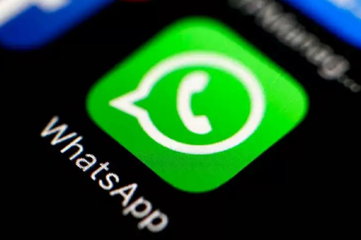 WhatsApp Mute Videos: व्हॉट्सअॅप फीचर ट्रॅकर असणाऱ्या WABetaInfo च्या रिपोर्ट नुसार, व्हॉट्सअॅपमधील अँड्रॉइडच्या 2.20.207.2 या बीटा व्हर्जनमध्ये हे व्हिडिओ म्यूट करण्याचे फिचर आढळून आले आहे. या फिचरच्या मदतीने युजर्स कोणालाही व्हिडीओ पाठवण्याच्या आधी किंवा स्टेटसला व्हिडिओ ठेवण्याच्या आधी म्यूट करू शकणार आहेत. सध्या या नवीन फीचरवर काम सुरु आहे. WhatsApp Mute Videos: व्हॉट्सअॅप फीचर ट्रॅकर असणाऱ्या WABetaInfo च्या रिपोर्ट नुसार, व्हॉट्सअॅपमधील अँड्रॉइडच्या 2.20.207.2 या बीटा व्हर्जनमध्ये हे व्हिडिओ म्यूट करण्याचे फिचर आढळून आले आहे. या फिचरच्या मदतीने युजर्स कोणालाही व्हिडीओ पाठवण्याच्या आधी किंवा स्टेटसला व्हिडिओ ठेवण्याच्या आधी म्यूट करू शकणार आहेत. सध्या या नवीन फीचरवर काम सुरु आहे.