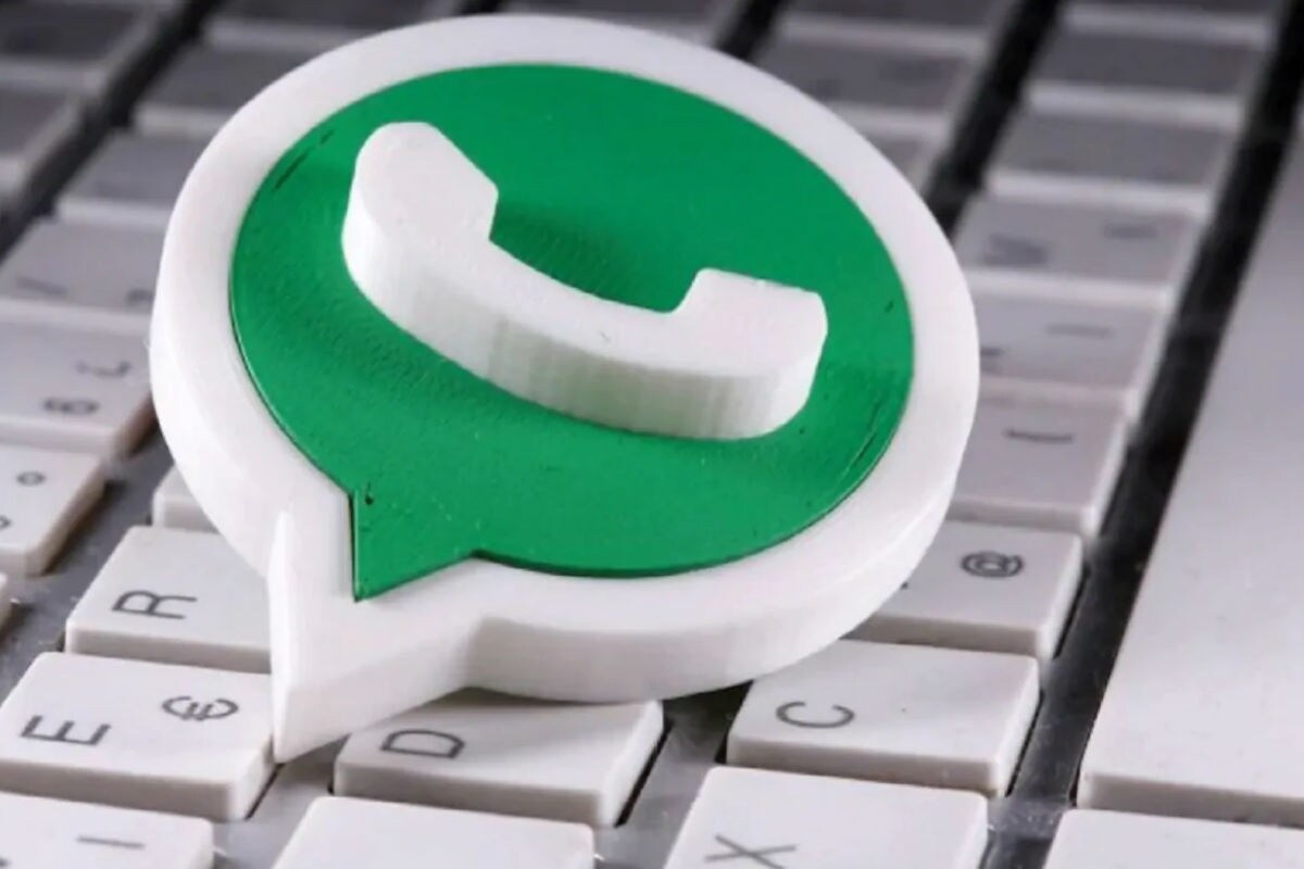 WhatsApp आपलं जुनं फीचर Archive Chats चं नाव बदलून Read Later ठेवणार आहे. हे फीचर ऑन केल्यानंतर काही कॉन्टॅक्टचे नोटिफिकेशन तुम्हाला दिसणार नाहीत. हे फीचर ऑन झाल्यानंतर तुम्हाला काही कॉन्टॅक्टचे चॅटही दिसणार नाही. यामध्ये एडिटचा देखील पर्याय दिला असून तुम्ही कोणत्या कॉन्टॅक्टला अनअर्काइव करायचं आहे त्यांचीही निवड करू शकता. तुम्हाला हवं असल्यास हे फिचर सुरू ठेवू शकता किंवा बंददेखील करू शकता. WhatsApp आपलं जुनं फीचर Archive Chats चं नाव बदलून Read Later ठेवणार आहे. हे फीचर ऑन केल्यानंतर काही कॉन्टॅक्टचे नोटिफिकेशन तुम्हाला दिसणार नाहीत. हे फीचर ऑन झाल्यानंतर तुम्हाला काही कॉन्टॅक्टचे चॅटही दिसणार नाही. यामध्ये एडिटचा देखील पर्याय दिला असून तुम्ही कोणत्या कॉन्टॅक्टला अनअर्काइव करायचं आहे त्यांचीही निवड करू शकता. तुम्हाला हवं असल्यास हे फिचर सुरू ठेवू शकता किंवा बंददेखील करू शकता.