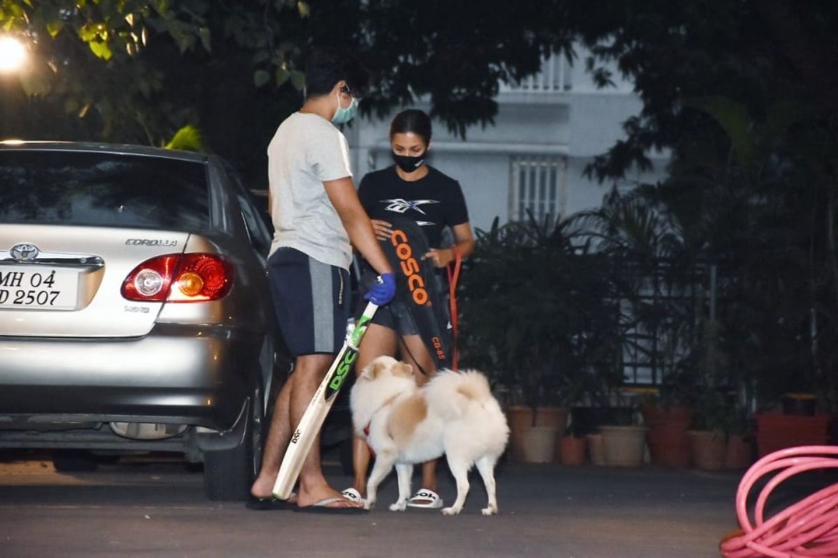 मलायका अनेकदा आपल्या मोहक अदा आणि फिटनेसमुळे प्रेक्षकांचं लक्ष वेधून घेते. 46 व्या वर्षीही मलायका 25 वर्षाच्या तरुणीला लाजवेल इतकी सुंदर दिसते. मलायका अनेकदा आपल्या मोहक अदा आणि फिटनेसमुळे प्रेक्षकांचं लक्ष वेधून घेते. 46 व्या वर्षीही मलायका 25 वर्षाच्या तरुणीला लाजवेल इतकी सुंदर दिसते.